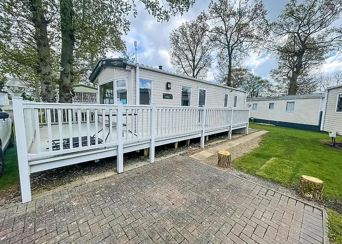 Lovely 6 Berth Caravan With Decking At Carlton Meres In Suffolk Ref 60058M