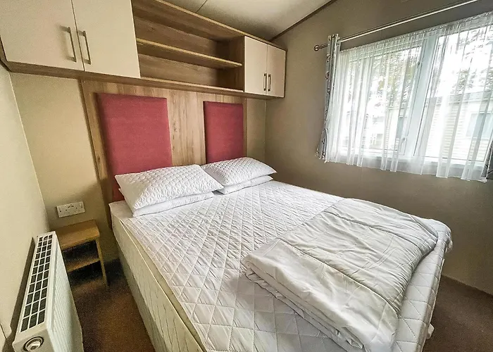 Lovely 6 Berth Caravan With Decking At Carlton Meres In Suffolk Ref 60058M