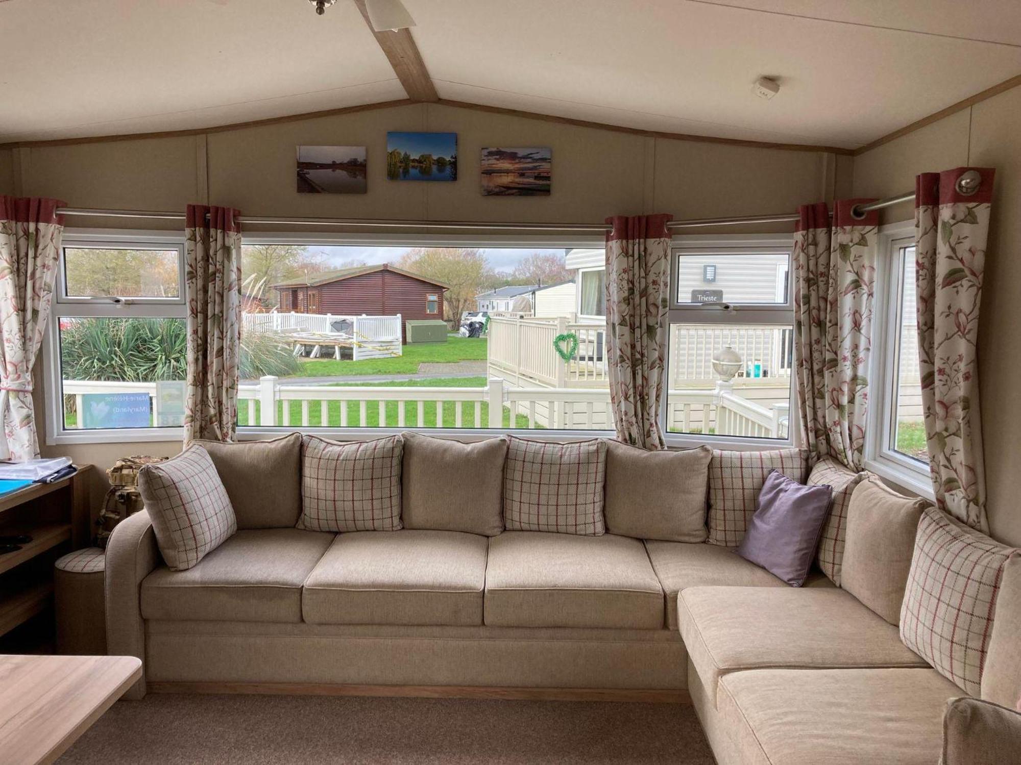 Campsite Lovely 6 Berth Caravan With Decking At Carlton Meres In Suffolk Ref 60058m *