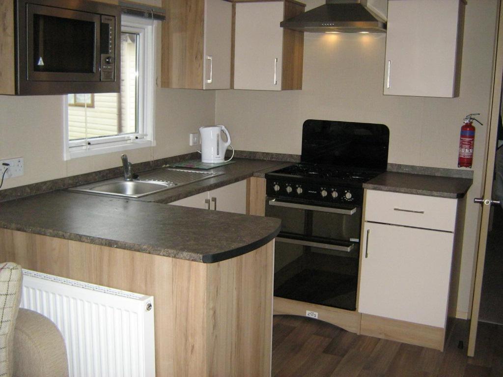 Campsite Lovely 6 Berth Caravan With Decking At Carlton Meres In Suffolk Ref 60058m *