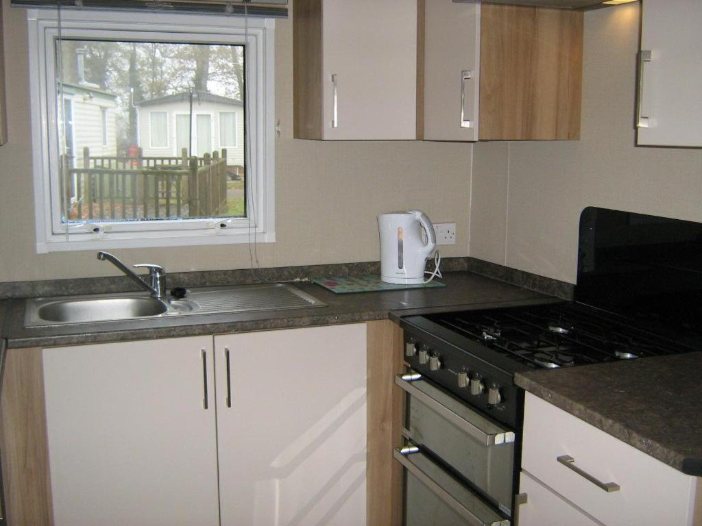 Lovely 6 Berth Caravan With Decking At Carlton Meres In Suffolk Ref 60058m Campsite *