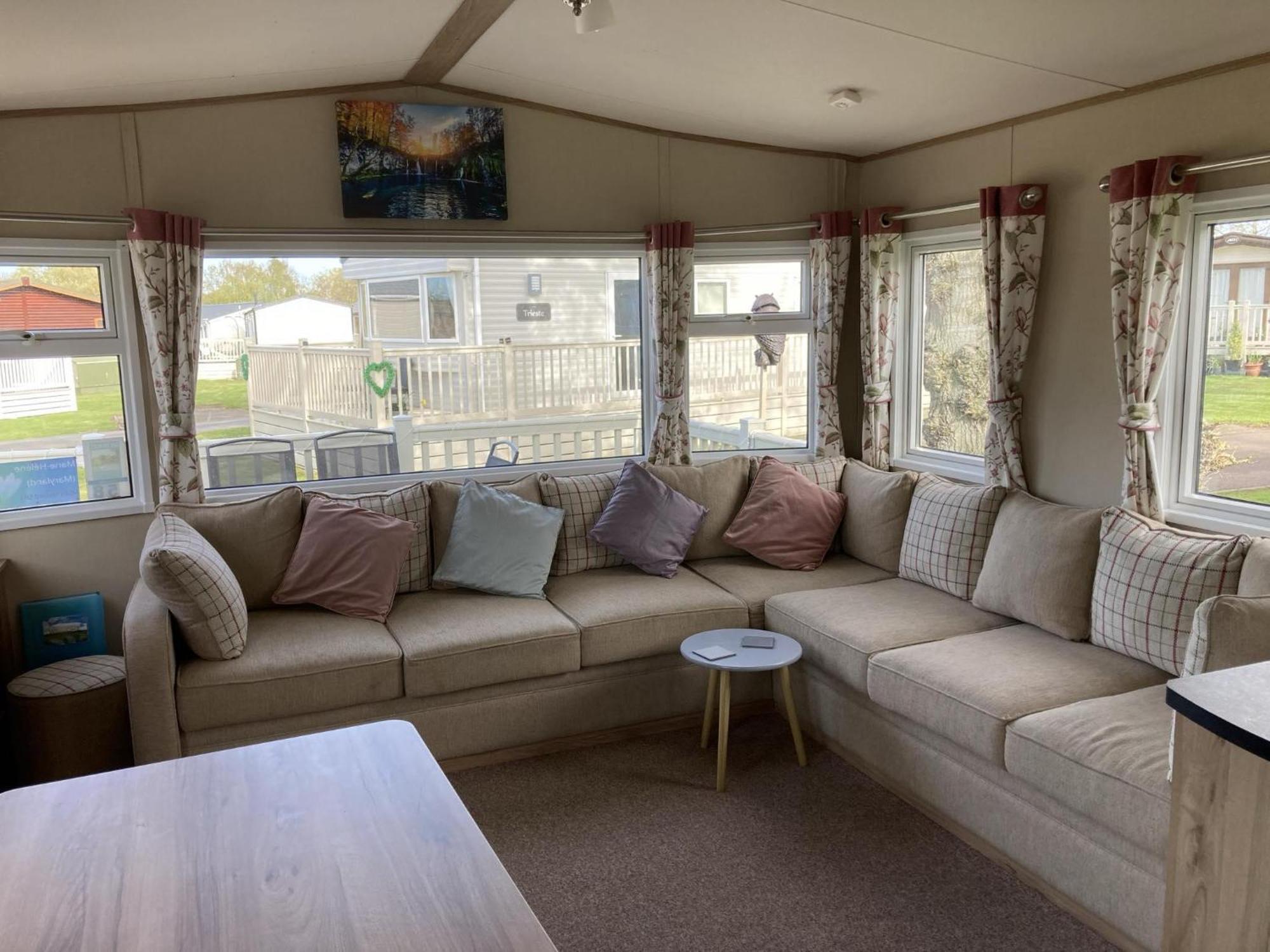 Lovely 6 Berth Caravan With Decking At Carlton Meres In Suffolk Ref 60058m Saxmundham