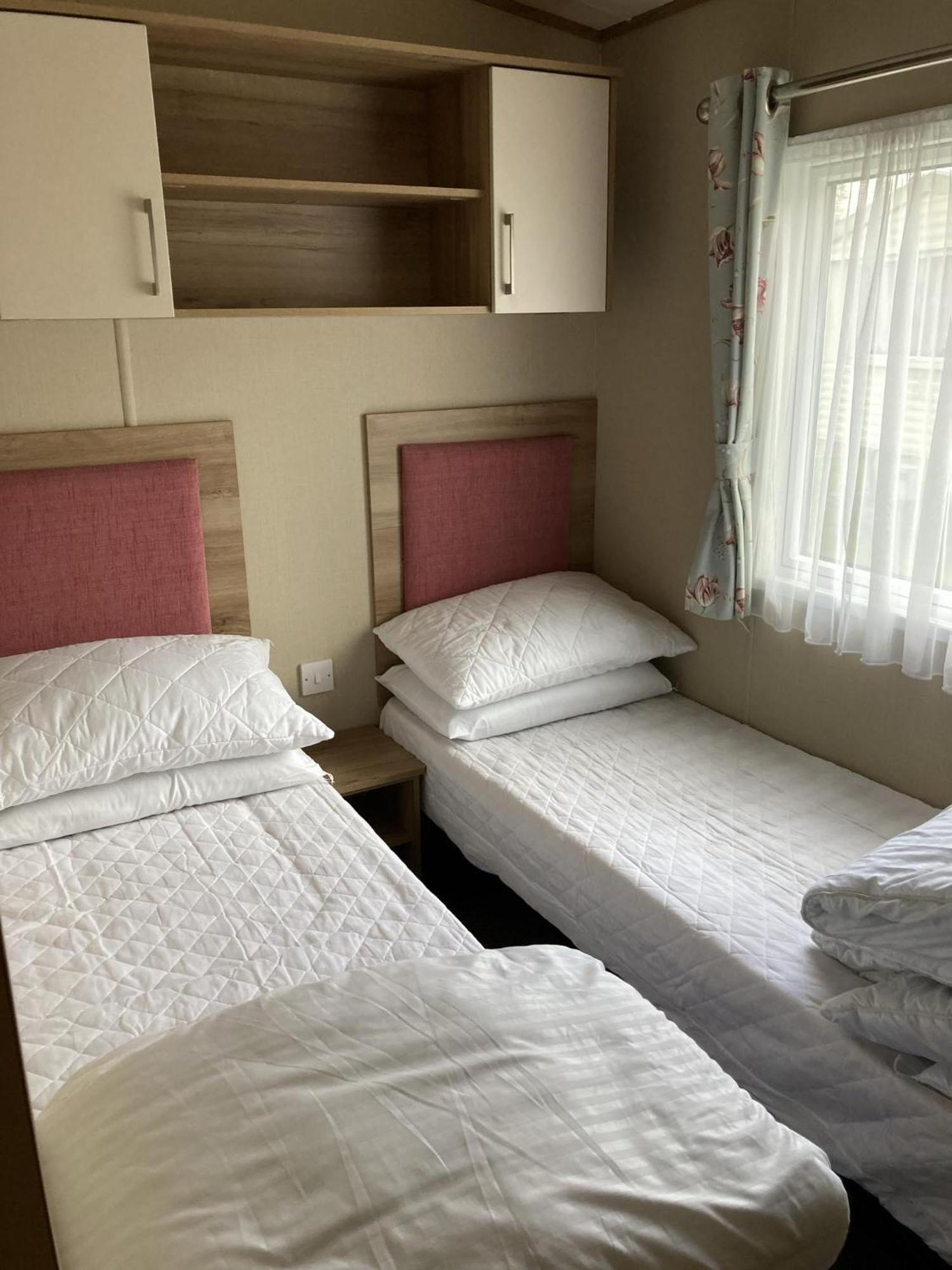 Lovely 6 Berth Caravan With Decking At Carlton Meres In Suffolk Ref 60058m *