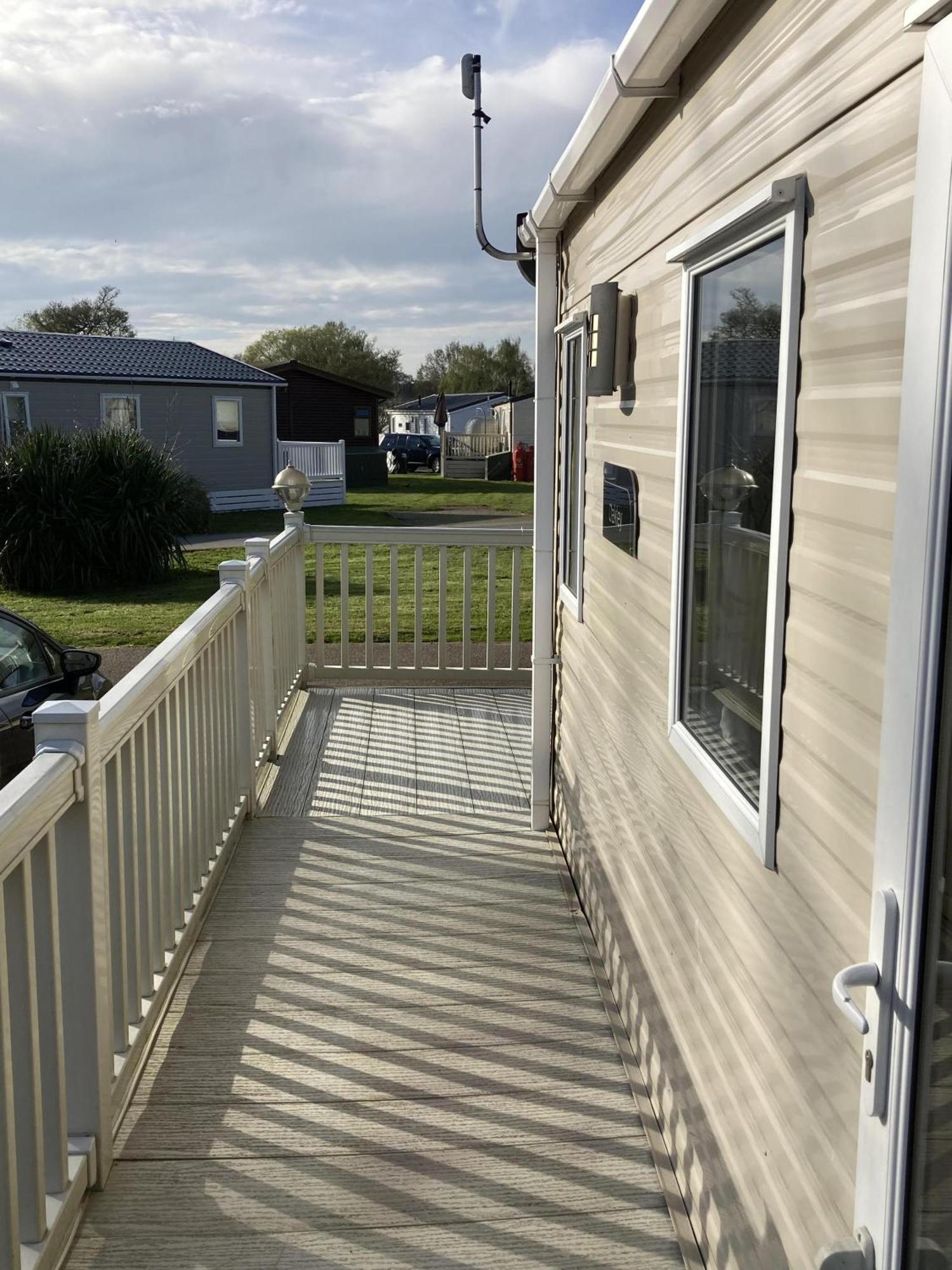 Campsite Lovely 6 Berth Caravan With Decking At Carlton Meres In Suffolk Ref 60058m *