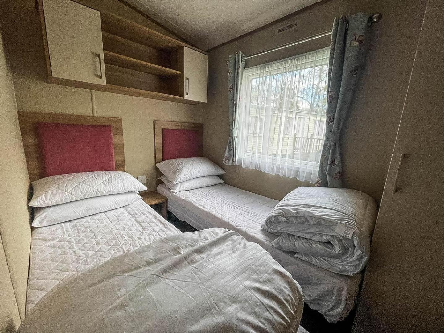 Lovely 6 Berth Caravan With Decking At Carlton Meres In Suffolk Ref 60058m *