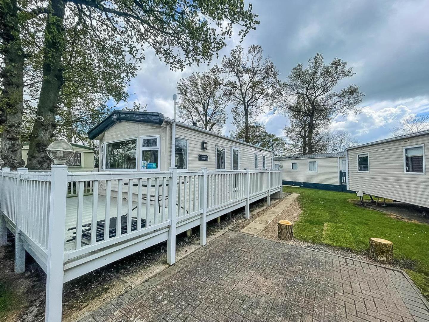 Campsite Lovely 6 Berth Caravan With Decking At Carlton Meres In Suffolk Ref 60058m *