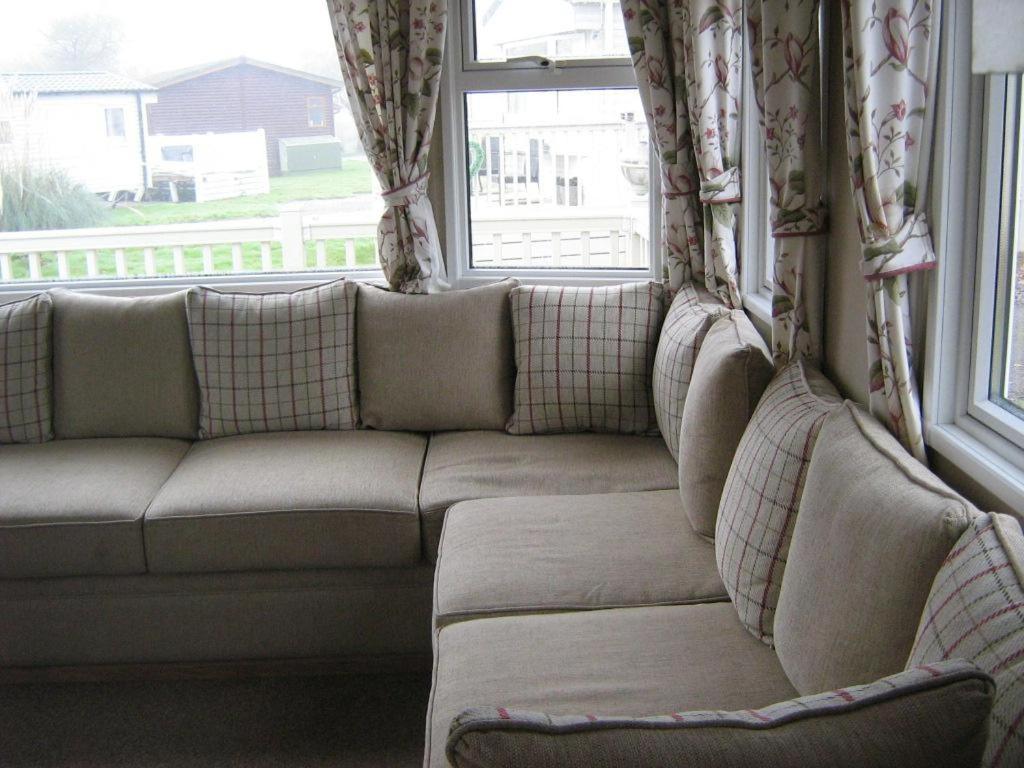 Lovely 6 Berth Caravan With Decking At Carlton Meres In Suffolk Ref 60058m * Saxmundham