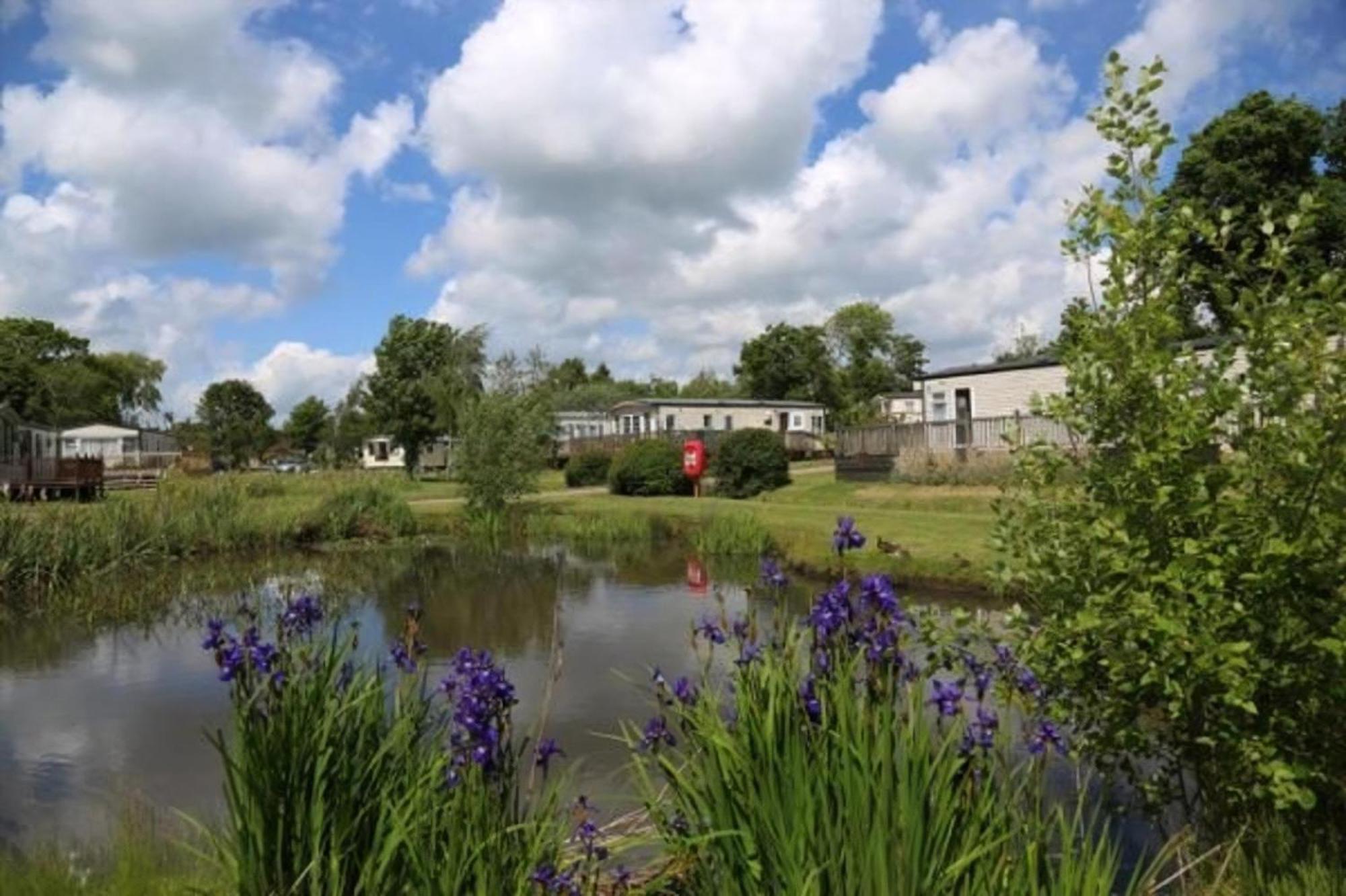 Lovely 6 Berth Caravan With Decking At Carlton Meres In Suffolk Ref 60058m Campsite *