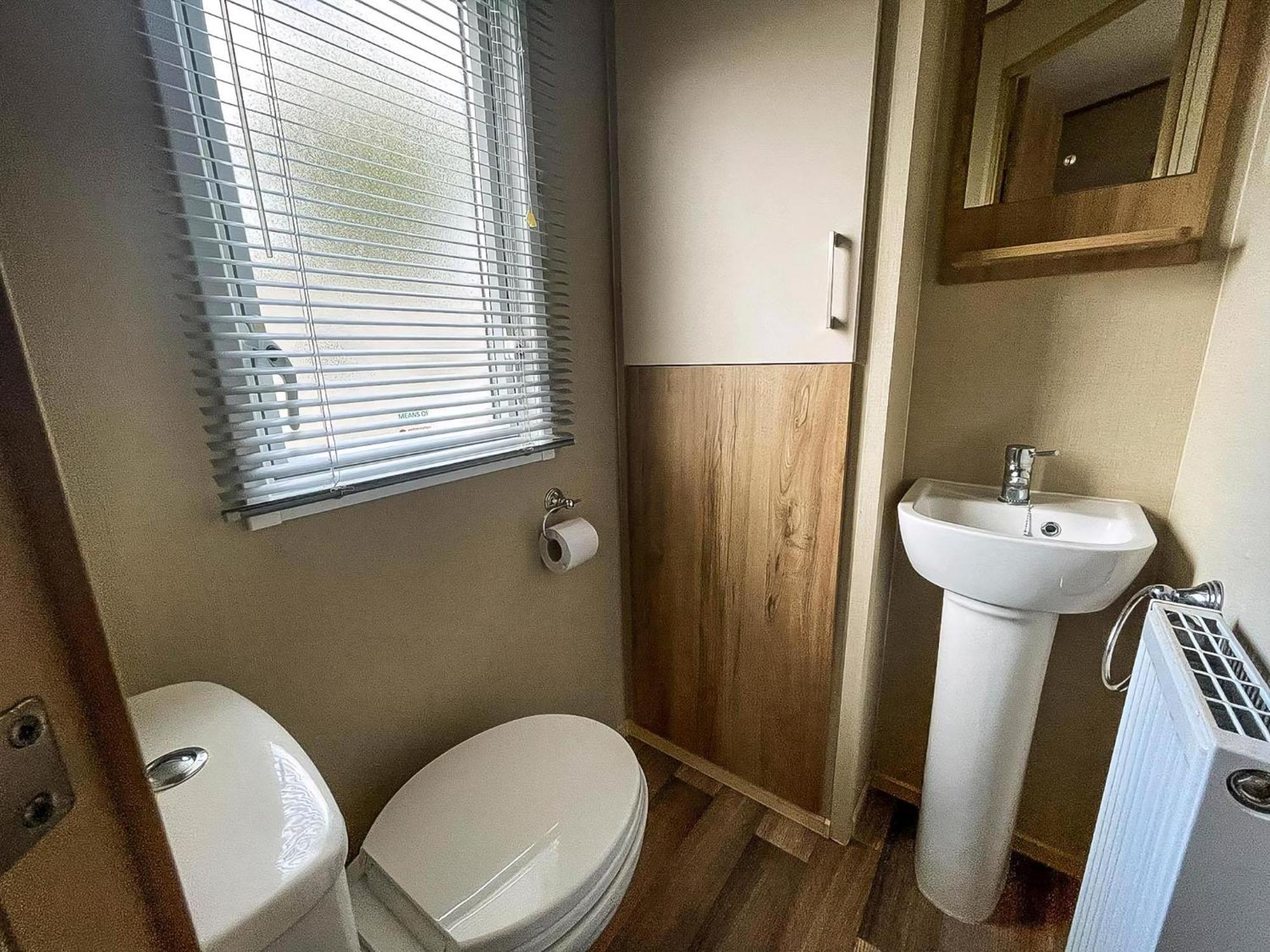 Lovely 6 Berth Caravan With Decking At Carlton Meres In Suffolk Ref 60058m *