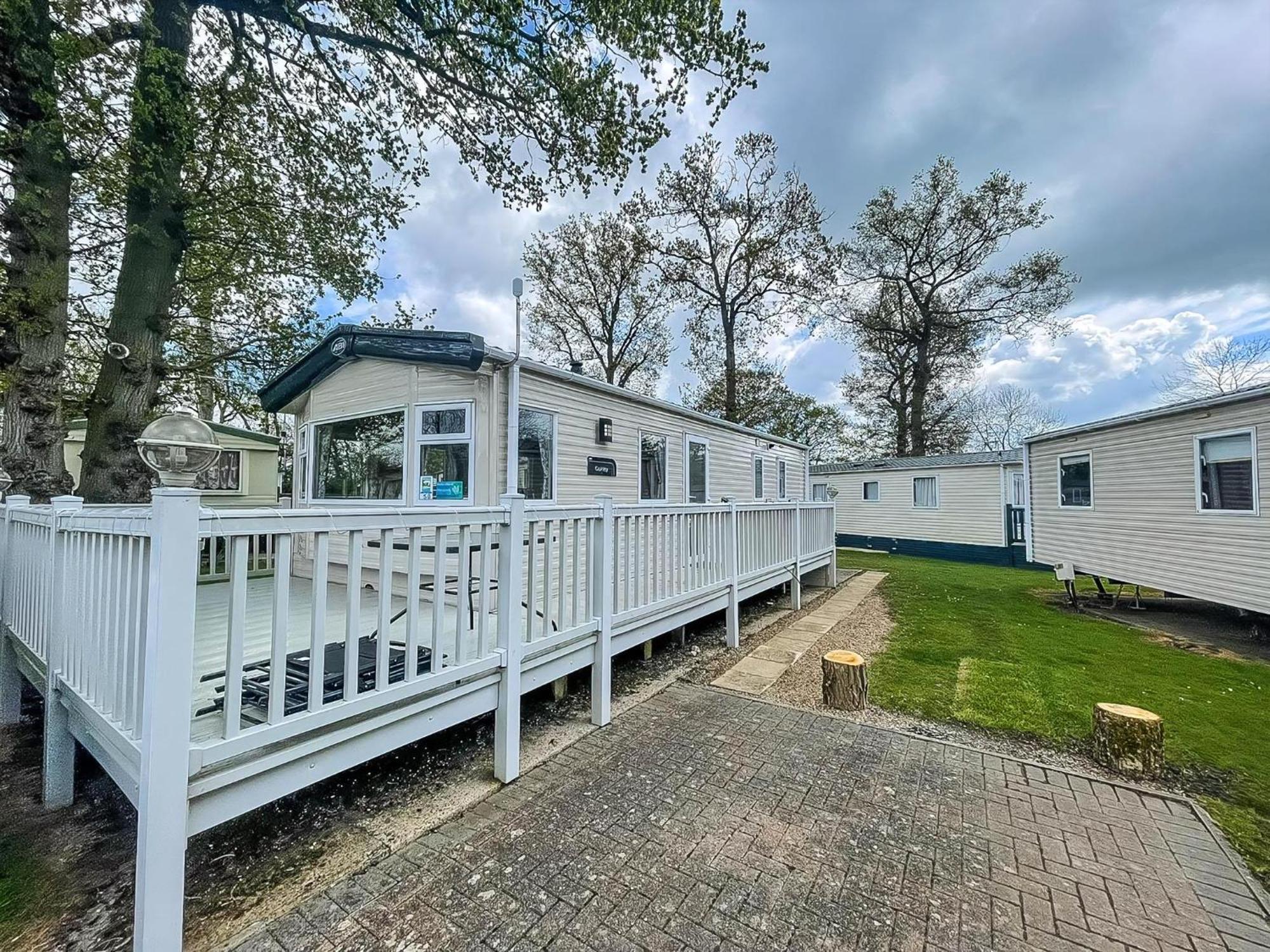 Lovely 6 Berth Caravan With Decking At Carlton Meres In Suffolk Ref 60058m Campsite *